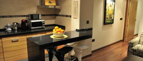 Kylskåp, mikrovågsugn, spishäll och diskmaskin