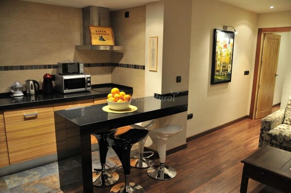 Een koelkast, een microgolfoven, een kookplaat, een vaatwasser