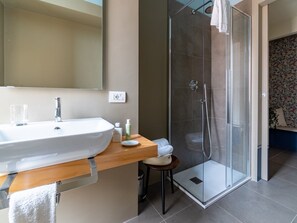 Senior Studio | Bathroom | Shower, free toiletries, hair dryer, bidet