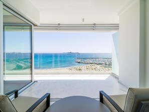 Luxury Apartment, 2 Bedrooms (6E) | Balcony