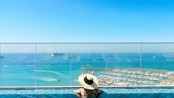 Una piscina techada, 3 piscinas al aire libre