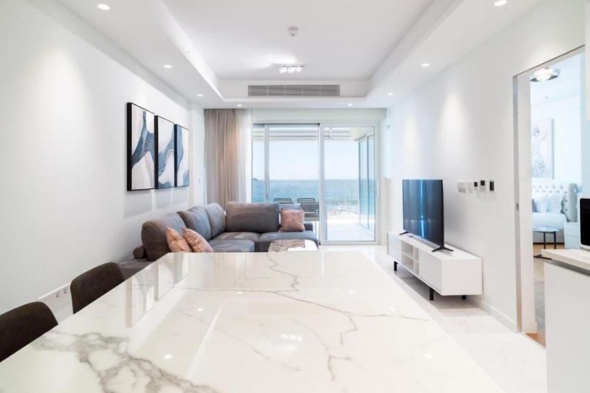 Two Bedroom Luxury Apartment 6W