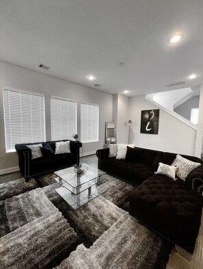 Smart TV, video games - MODERN LUXURY TOWNHOME (Houston)