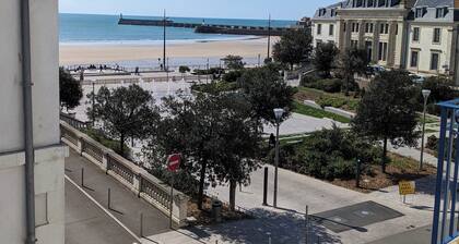 Pour ĂȘtre bien situĂ© : centre, plage, port,