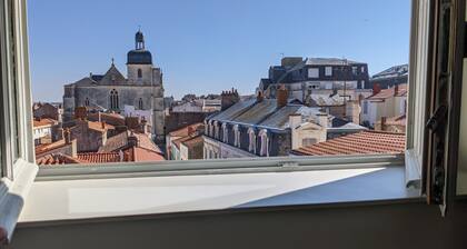 Pour ĂȘtre bien situĂ© : centre, plage, port,