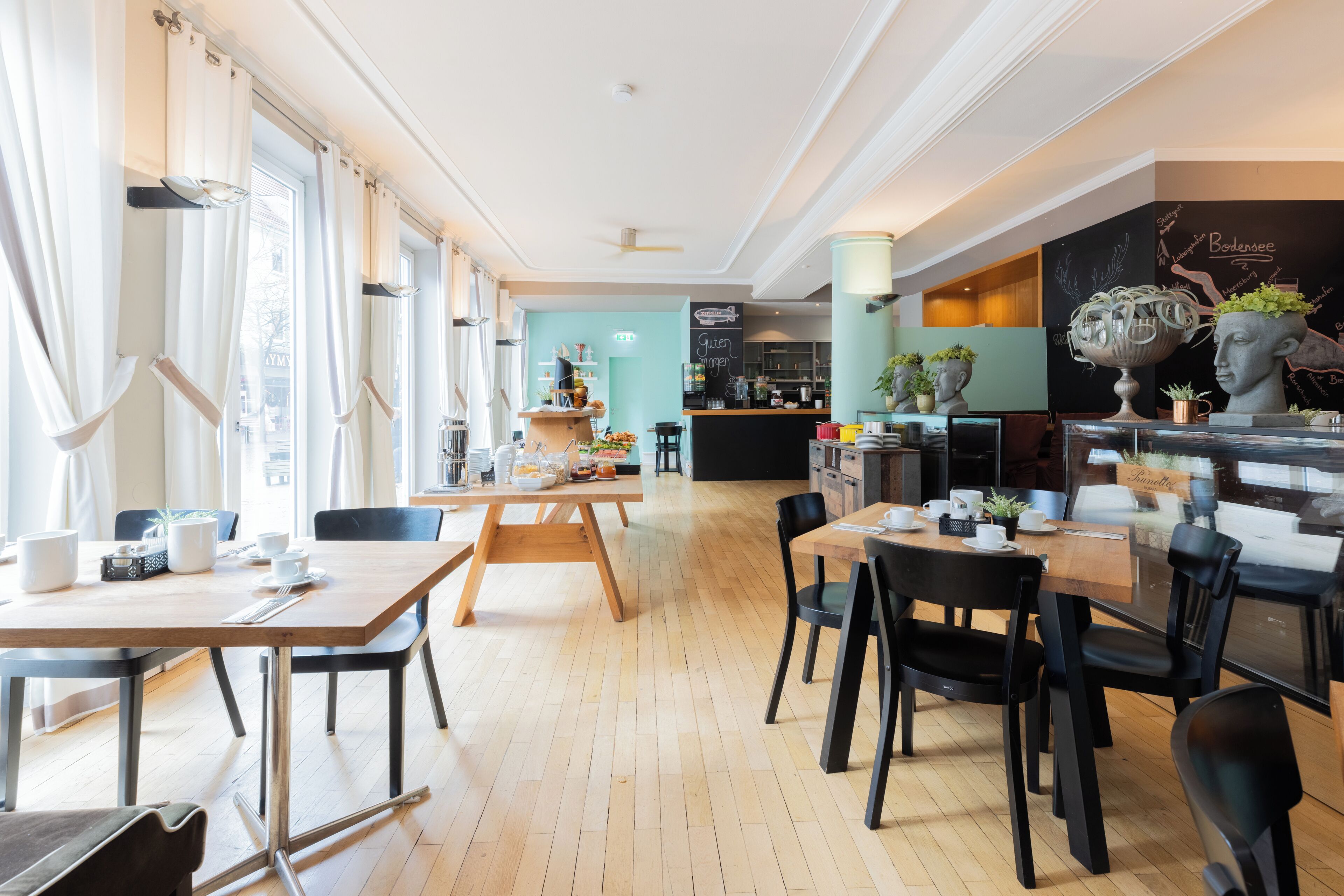 Tägliches Frühstücksbuffet (17.00 EUR pro Person)