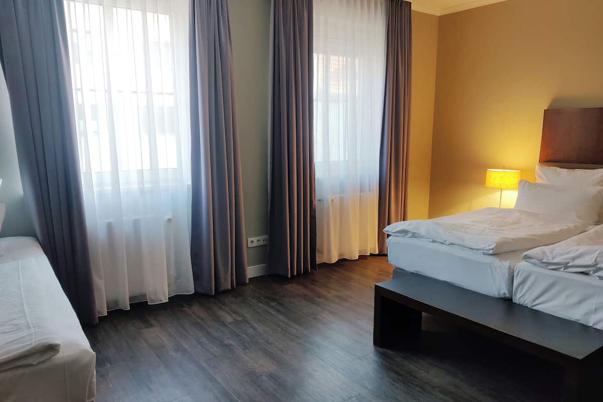 Habitación triple Confort | Sistema de insonorización, wifi gratis, ropa de cama