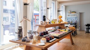 A breakfast buffet with various food items and condiments. - Garner Hotel Friedrichshafen by IHG (Friedrichshafen)