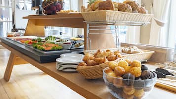 Petit déjeuner buffet servi tous les jours en supplément