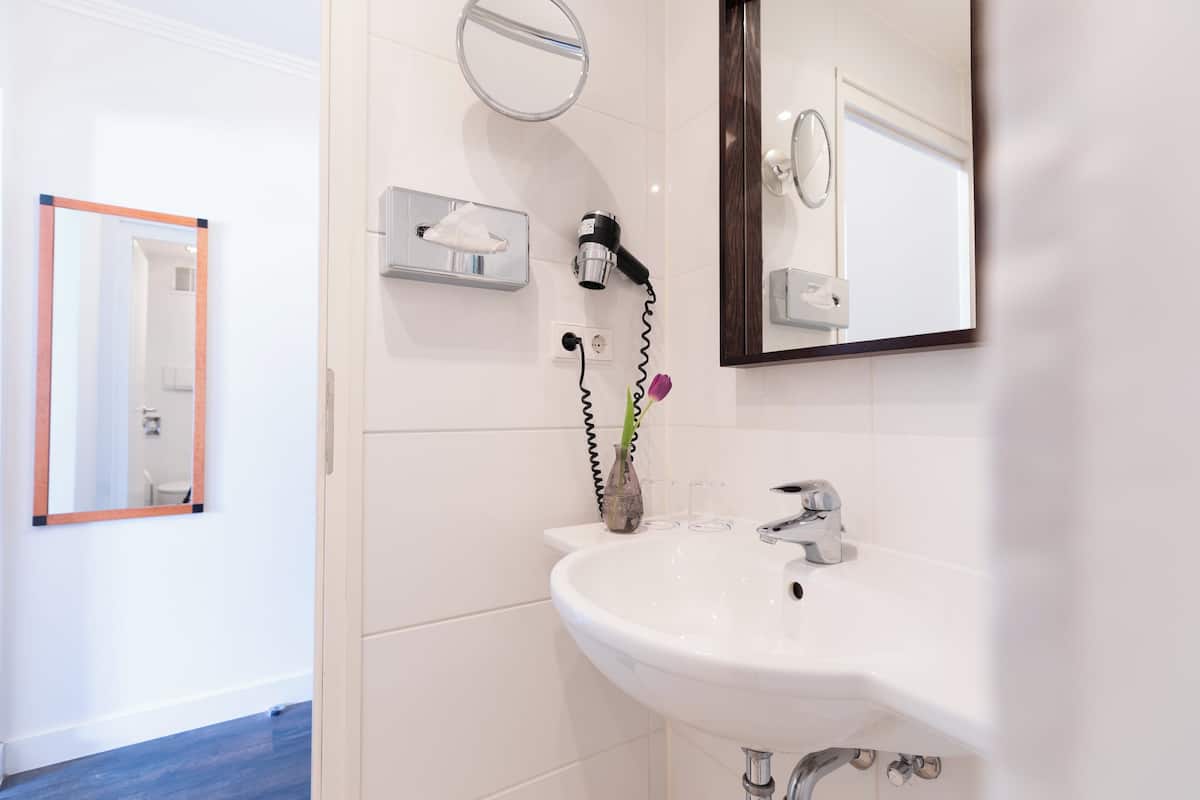 Comfort Triple Room | Bathroom