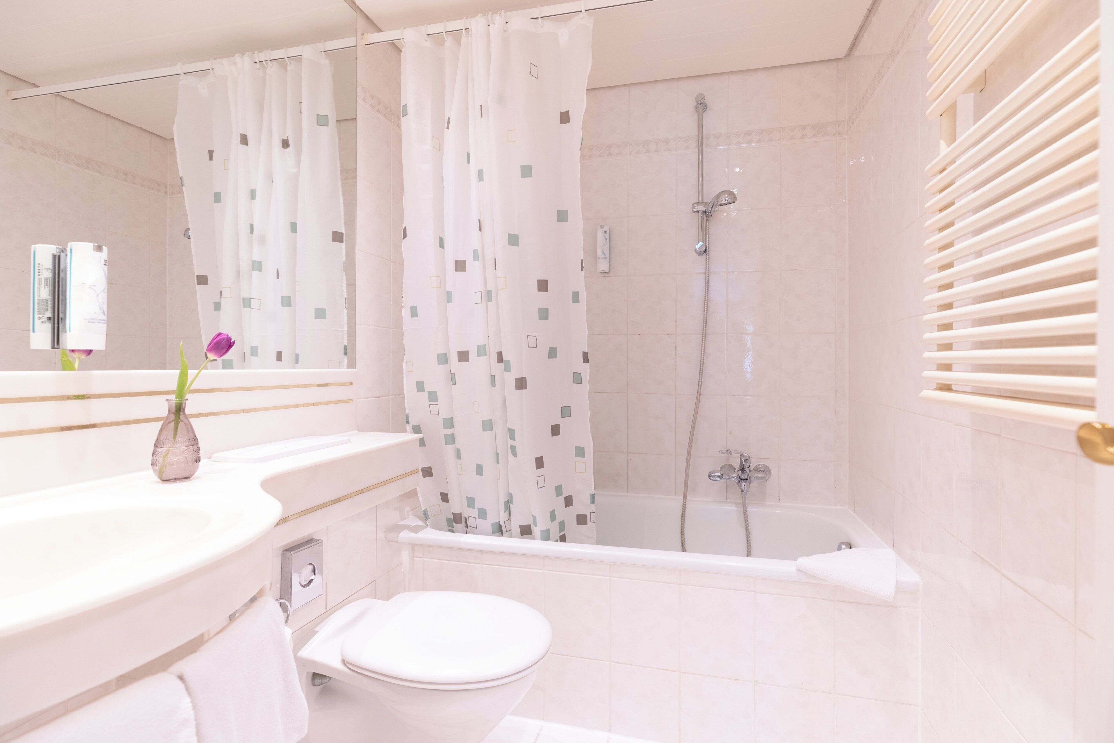 Un baño con ducha, inodoro y lavamanos.