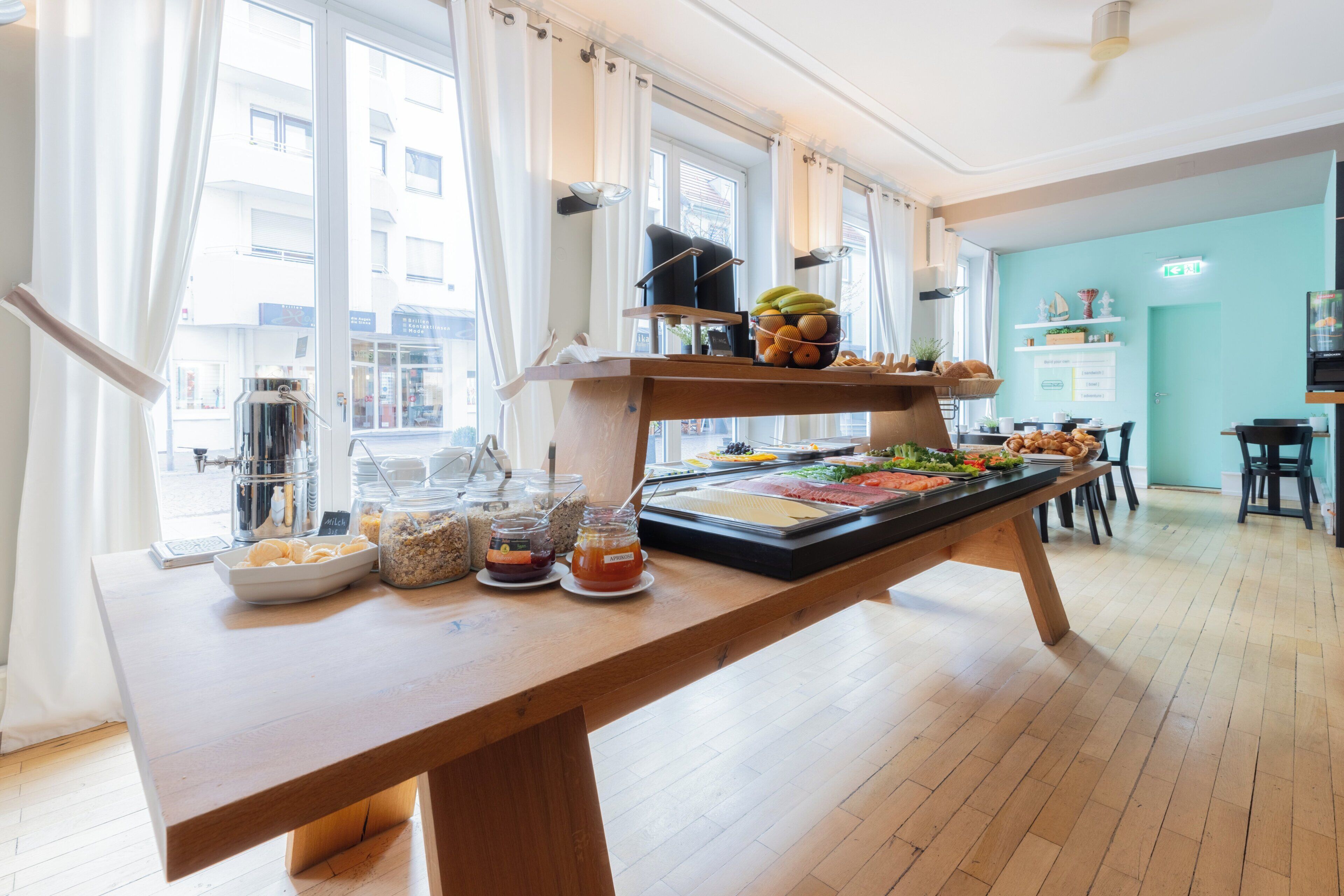 Une table de buffet proposant divers plats et accompagnements.