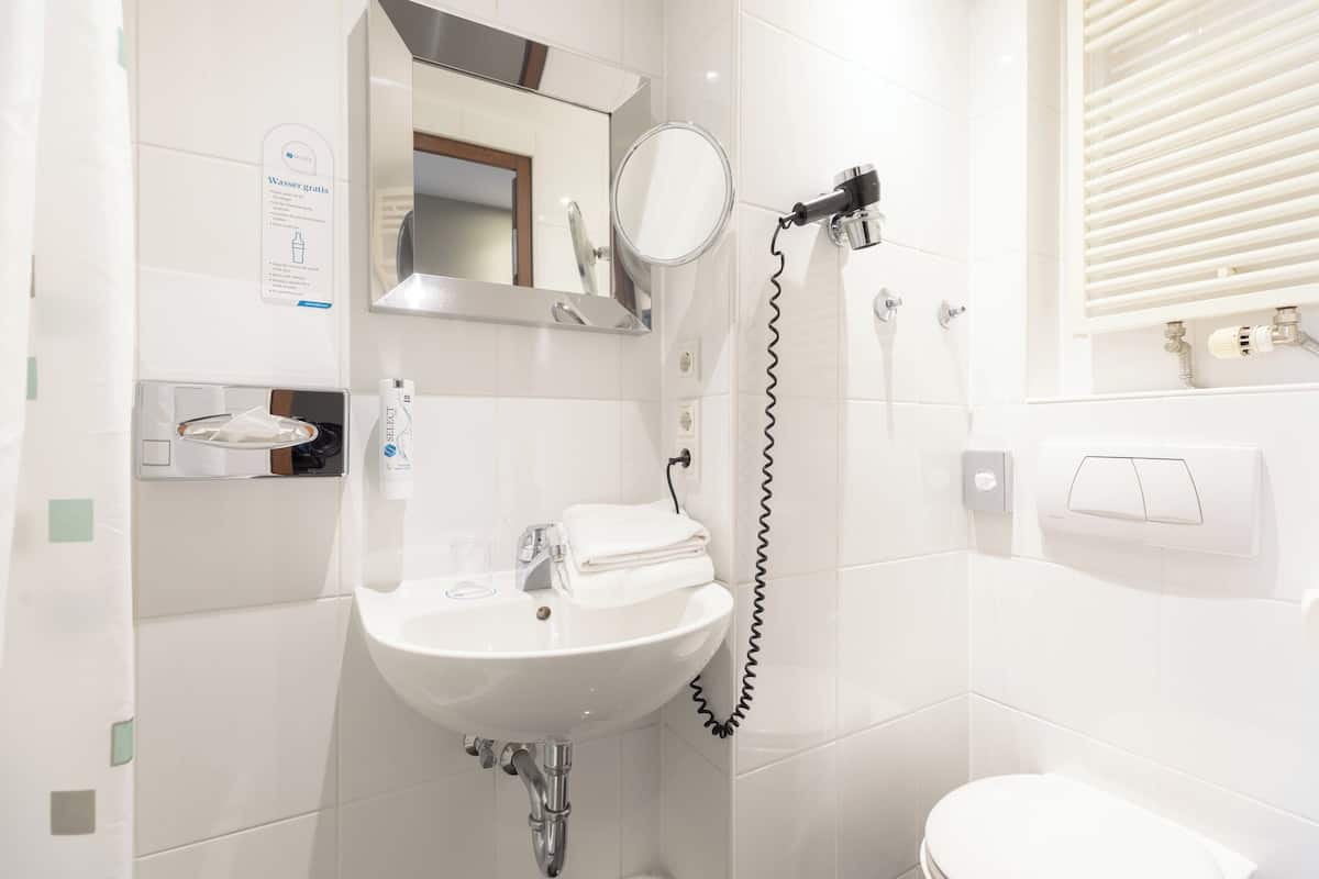 Business Room | Bathroom