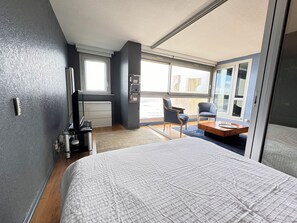 2 makuuhuonetta, työpöytä, silitysrauta/-lauta, vauvan matkasänky