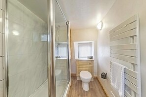 Douche, séchoir à cheveux, serviettes fournies, shampooing