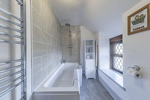 Douche, sĂšche-cheveux, serviettes fournies