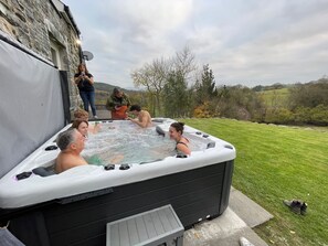 Outdoor spa tub - Stunning large barn conversion in Betws Gwerfil Goch -Ty Cerrig Barn (Corwen)