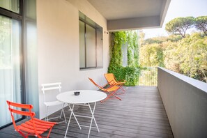 Escritorio, tabla de planchar con plancha, wifi gratis y ropa de cama 