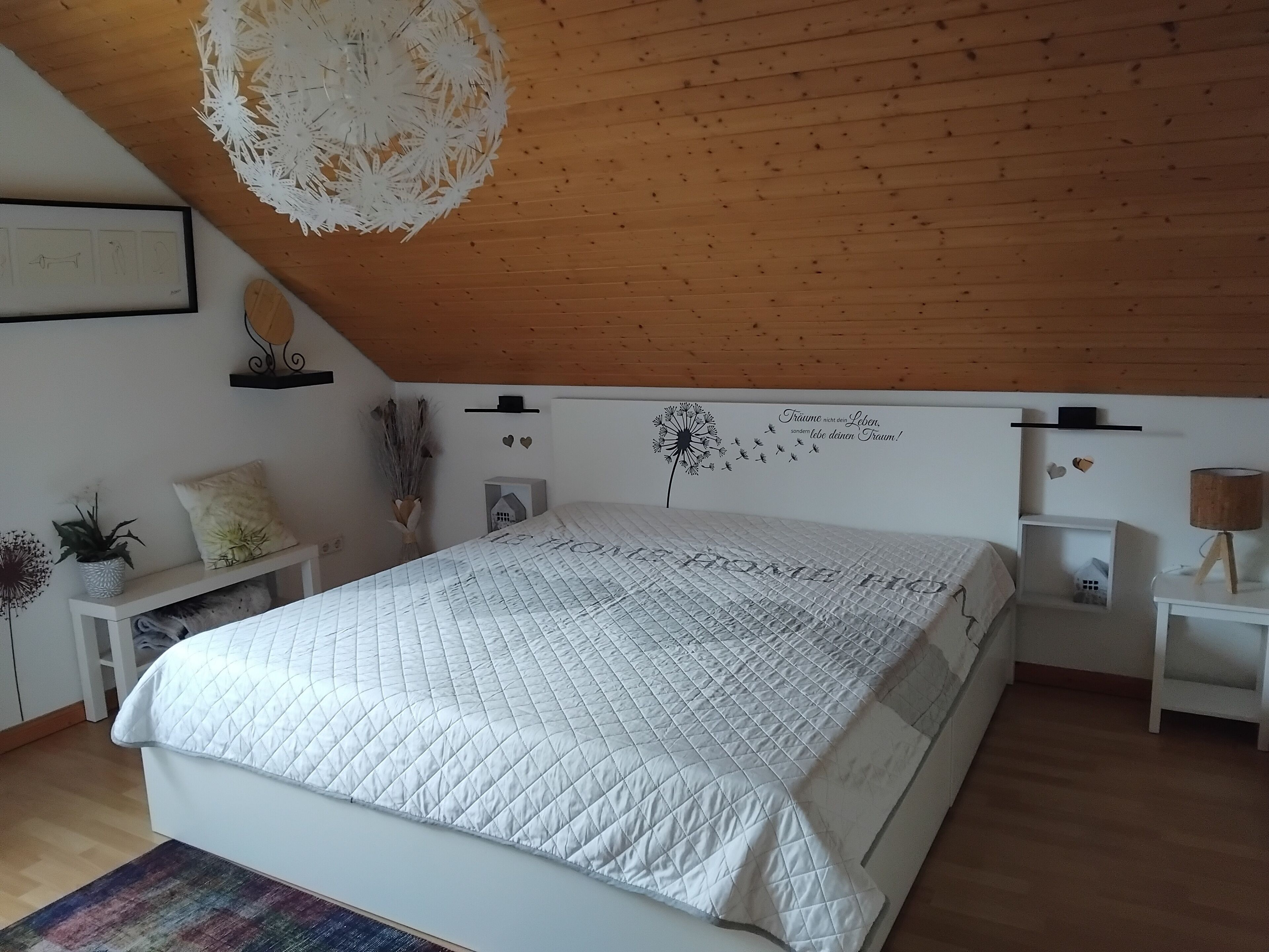 Schlafzimmer mit Doppelbett 180x200cm, Kleiderschrank u. Spiegel