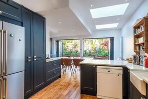 Frigorifero, forno, piano cottura, lavastoviglie