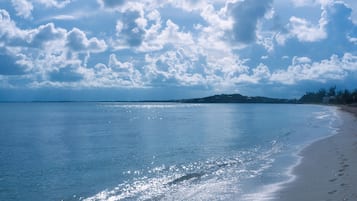 Ubicación cercana a la playa, tumbonas y toallas de playa