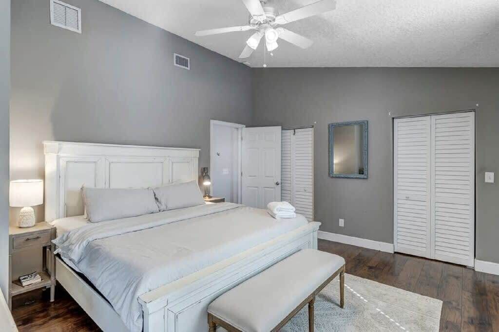 3 habitaciones, tabla de planchar con plancha, cuna de viaje y wifi 