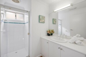 Bathtub, hair dryer, towels - The Happy Place: Jan Juc Beach (Jan Juc)