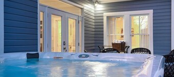Hot tub, Pet Friendly, Cowboy Pool, Walk to Main!