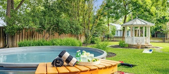 Hot tub, Cowboy Pool, Pet Friendly, Walk to Main!