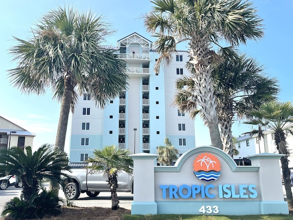 Un edificio de varios pisos con un letrero que dice "TROPIC ISLES 433".