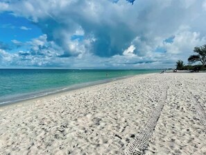 Beach nearby - 777 Glam Getaway | New Pool, Near Beach & Mercato (Naples)