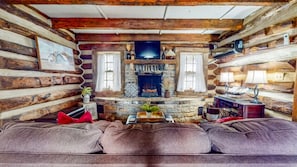 Interior - Del's 1800's Log Cabin (Augusta)