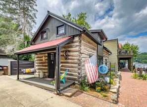 Exterior - Del's 1800's Log Cabin (Augusta)