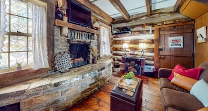 Del's 1800's Log Cabin