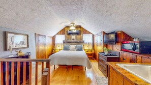 4 bedrooms, iron/ironing board - Del's 1800's Log Cabin (Augusta)