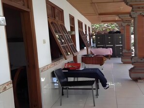 Outdoor dining - OYO 90532 Verra Guest House (Seminyak)