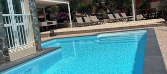 Macken House with heated pool and jacuzzi