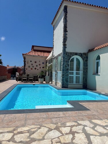 Macken House with heated pool and jacuzzi