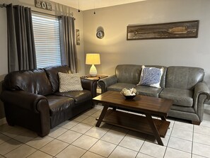 Smart TV, books - Newly Renovated Close to the Beach (Navarre)