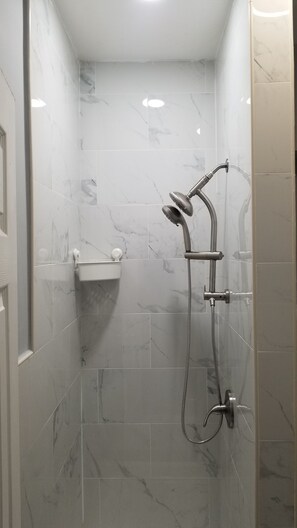 Combined shower/bathtub, hair dryer, towels, soap