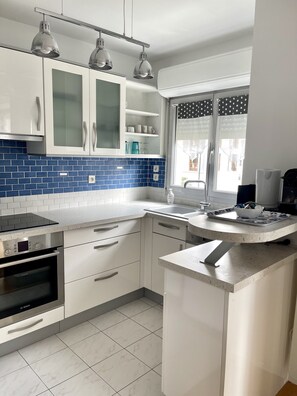 Refrigerador, microondas, horno y parrilla de estufa