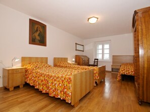 4 slaapkamers, een strijkplank/strijkijzer, gratis wifi, beddengoed
