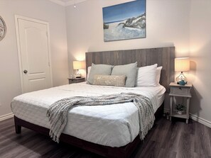 3 slaapkamers, een strijkplank/strijkijzer, gratis wifi, beddengoed