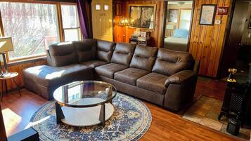 TV connectée, cheminée, livres