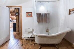 Ensemble baignoire-douche, séchoir à cheveux, pantoufles