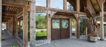 Stunning cabin,  rustic decorations, great view of Mts.,  expansive patio