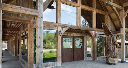 Stunning cabin, rustic decorations, great view of Mts., expansive patio