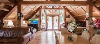 Stunning cabin,  rustic decorations, great view of Mts.,  expansive patio