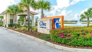 Ein Hotel Eingang mit einem Schild, auf dem 'The Cove Apartments & Suites' steht.