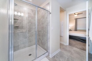 Combined shower/tub, hair dryer, towels, soap - Luxury Condo with Water view and Extra clean  (Kissimmee)